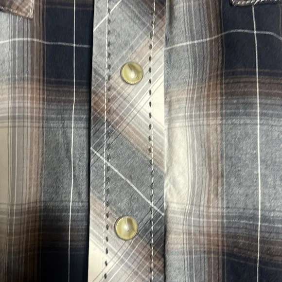 Men wrangler pearl button. Button down. - Picture 4 of 5